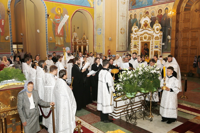 Митрополит Серафим совершил всенощное бдение с чином Погребения Плащаницы в Вознесенском кафедральном соборе Кузнецка
